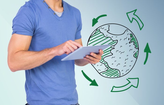 Homem usando um tablet com ilustração do planeta Terra ao fundo, cercado por setas verdes que simbolizam logística reversa e sustentabilidade