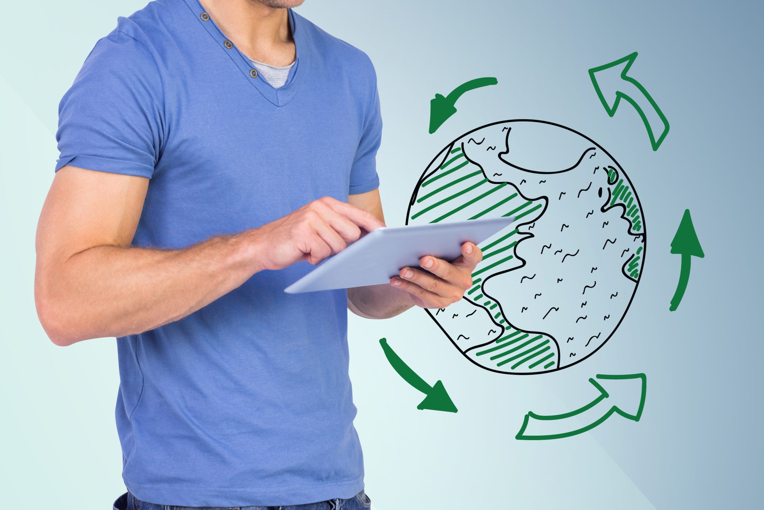 Homem usando um tablet com ilustração do planeta Terra ao fundo, cercado por setas verdes que simbolizam logística reversa e sustentabilidade